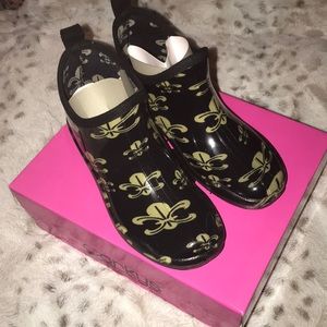 Stormy Black/Gold Fleur de Lis Rain Boots.